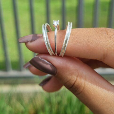 Par de Alianças Prata 2mm Côncava Diamantada + Anel Brinde