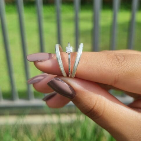 Par de Alianças Prata 2mm Chanfrada + Anel Brinde