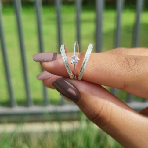 Par de Alianças Prata 2mm Reta + Anel Brinde