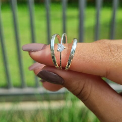 Par de Alianças Prata 2mm chanfrada + Anel Brinde